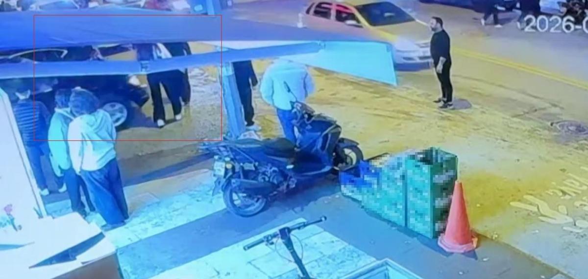 Aniden Hareket Eden Otomobil Yaya ve Araçların Arasına Daldı