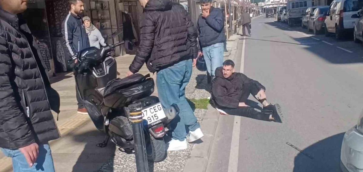 Antalya’da 100 Metre Arayla Motosikletlileri Yola Savuran İki Kaza: 1 Yaralı