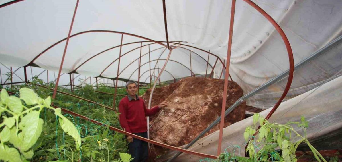 Antalya’da Heyelan Evlerin Duvarlarını Çatlattı, Seralara Dev Kayalar Düştü