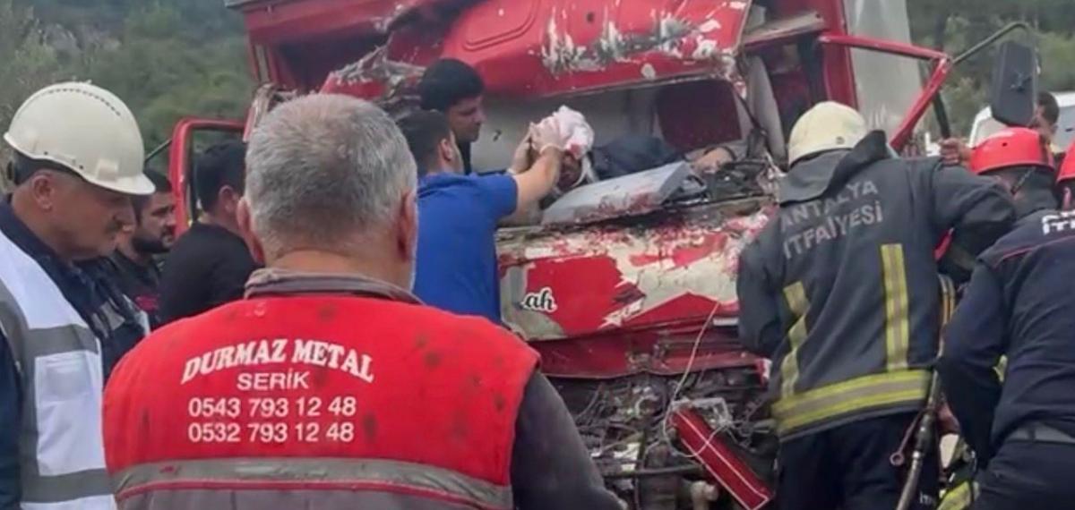 Antalya’da İki Kamyon Çarpıştı, Sıkışan Sürücüyü İtfaiye Kurtardı