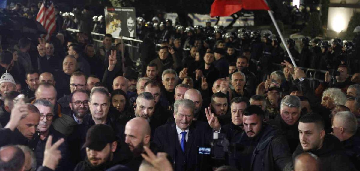 Arnavutluk’ta Hükümet Karşıtı Protestocular ile Polis Arasında Çatışma