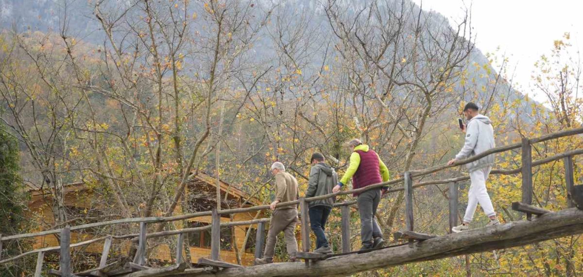 Asırlık Ahşap Köprü Zamana Meydan Okuyor: Köylüleri Sırtında Taşıyor