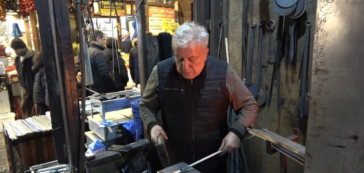 Ateş Başında 60 Yıldır Demir Dövüyor