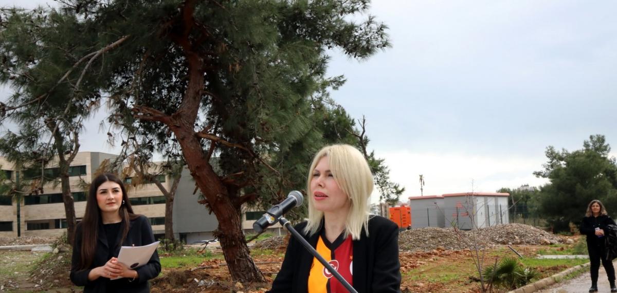 AÜ Rektörü Prof. Dr. Özkan, Ağaç Dikimine Galatasaray Formasıyla Gelip, Fenerbahçe’ye Başarı Diledi