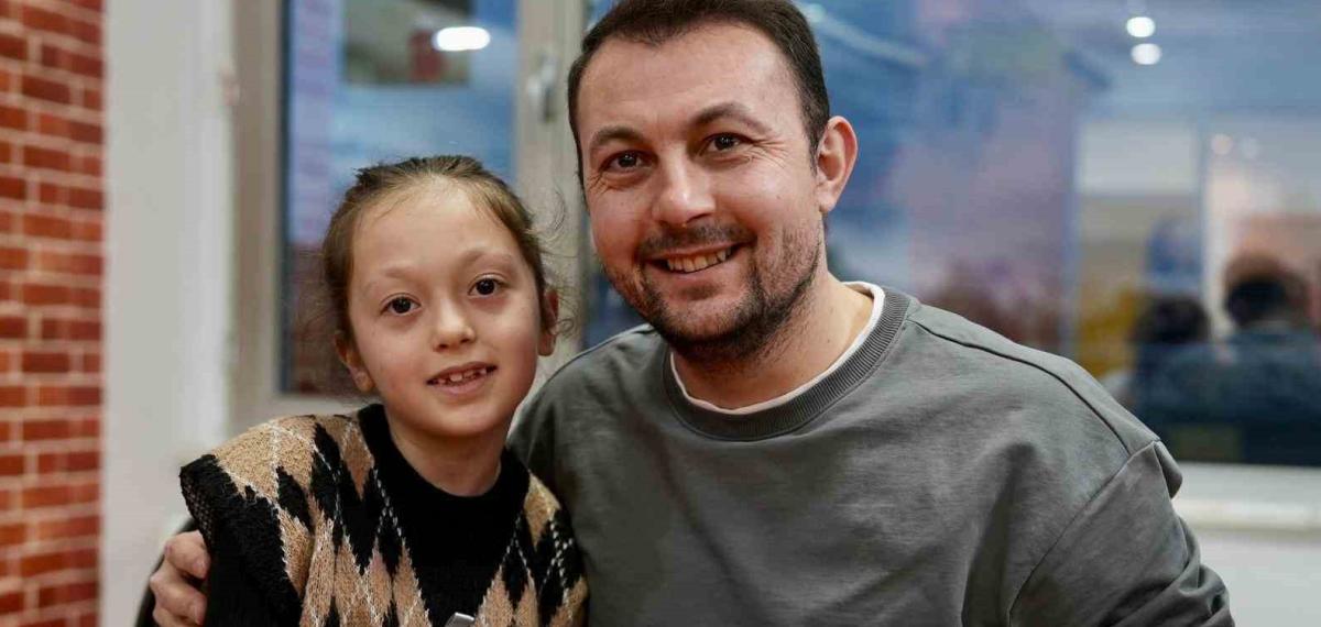 Babalar Kızlarıyla 14 Şubat İçin Kalp Yastık Yaptı