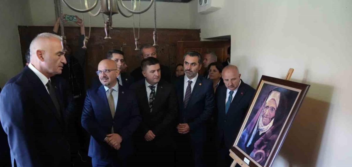 Bakan Ersoy, “Kralların Ressamı” Rahmi Pehlivanlı’nın Eserlerini İnceledi