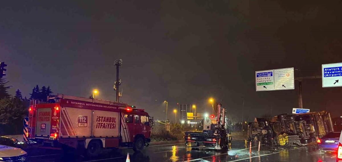 Bakırköy’de Hafriyat Kamyonu Bariyere Çarparak Devrildi: 2 Yaralı