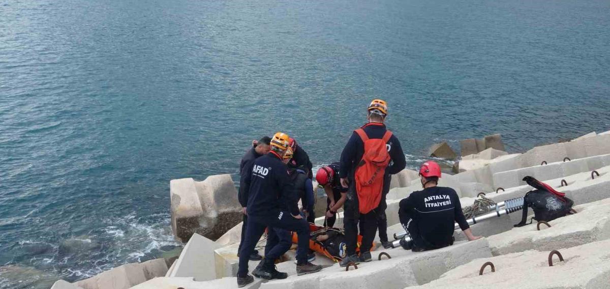 Balık Tutmak İçin Gittiği Dalga Kıranda Düşerek Mahsur Kaldı