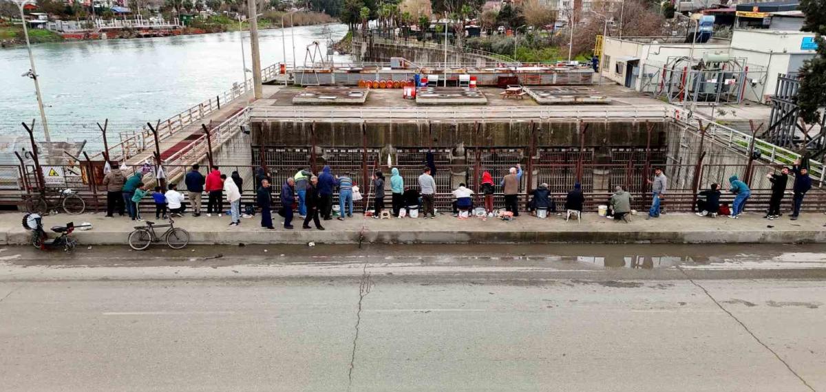 Baraj Kapakları Açıldı, Onlarca Balıkçı Nehre Akın Etti