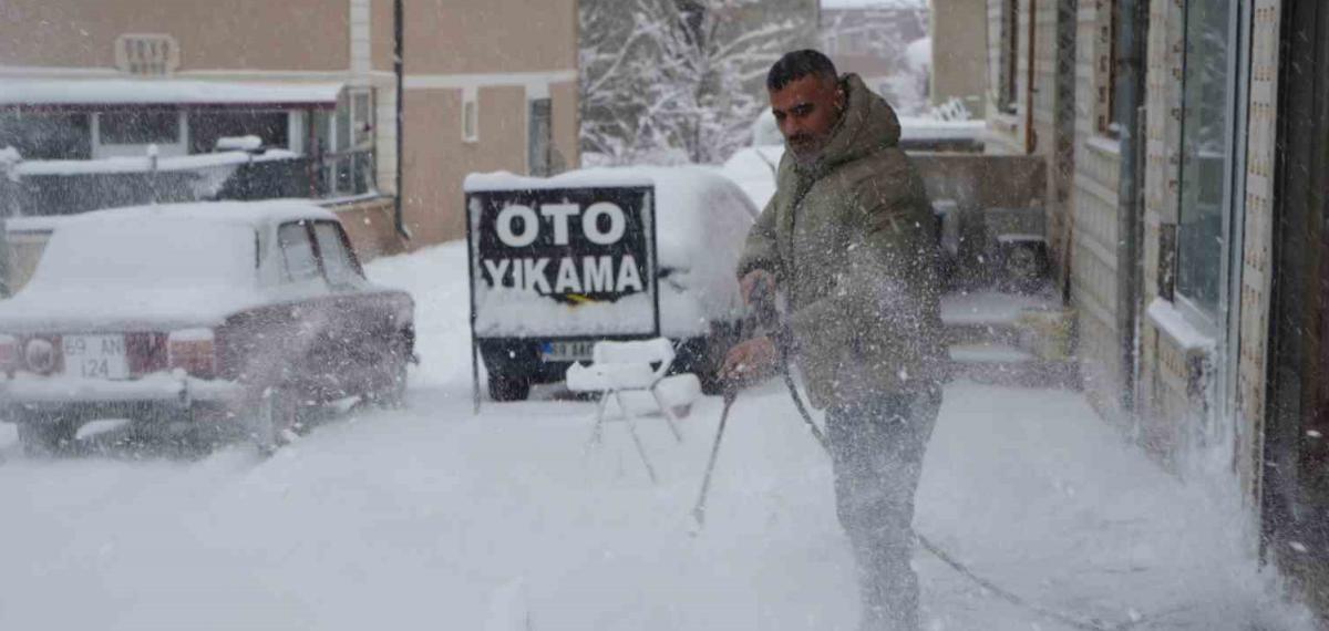Bayburtlu Esnaftan Karla Mücadeleye Pratik Çözüm: Karı Yüksek Basınçlı Suyla Temizledi