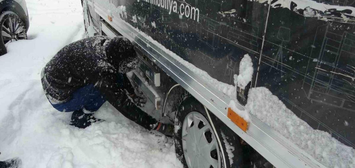 Bayburt’ta Yoğun Kar Yağışı: Araçlar Yolda Kaldı