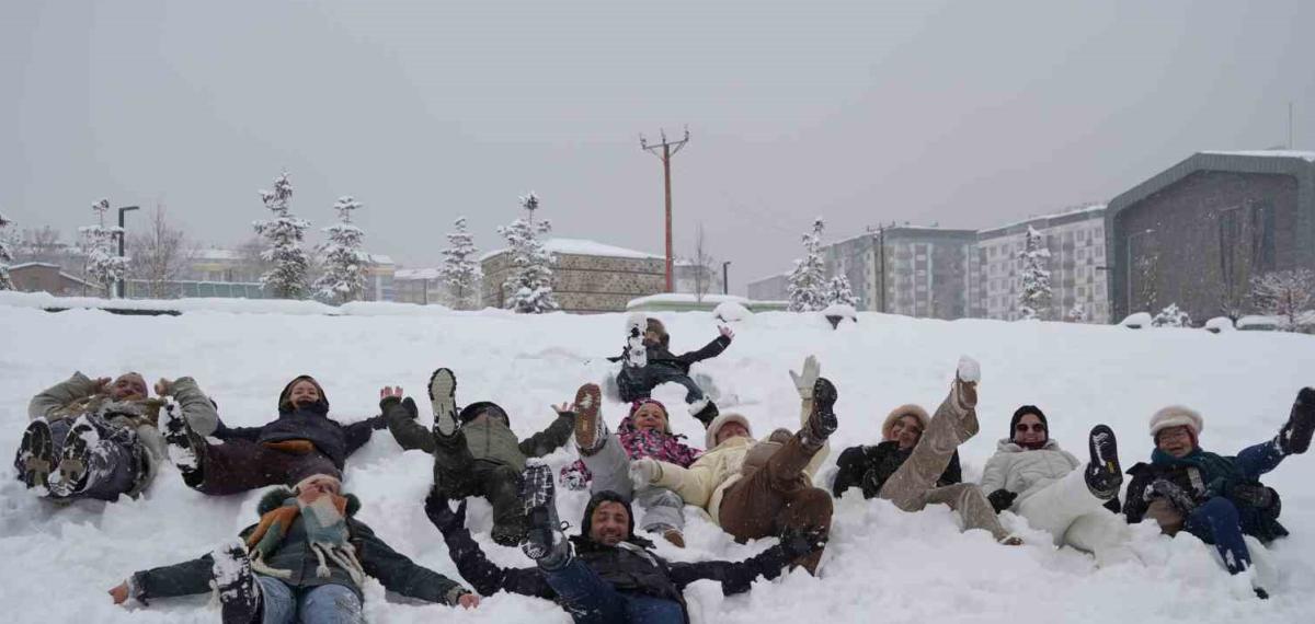 Belçikalı Turistler Erzurum’da Karda Gönüllerince Eğlendi