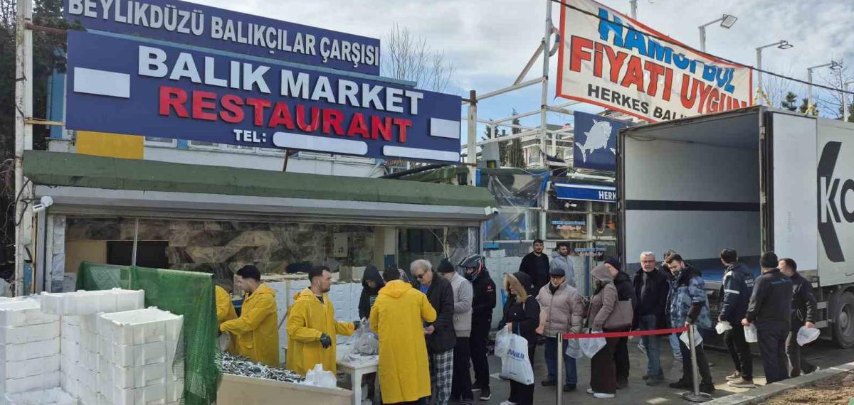 Beylikdüzü’nde Balıkçı Kenan 3 Tır Hamsiyi Ücretsiz Dağıttı