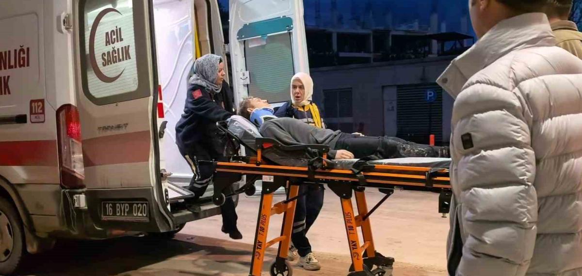 Bursa’da 14 Yaşındaki Ehliyetsiz Sürücü Park Halindeki Araçlara Çarptı: 4 Gencin Durumu Kritik