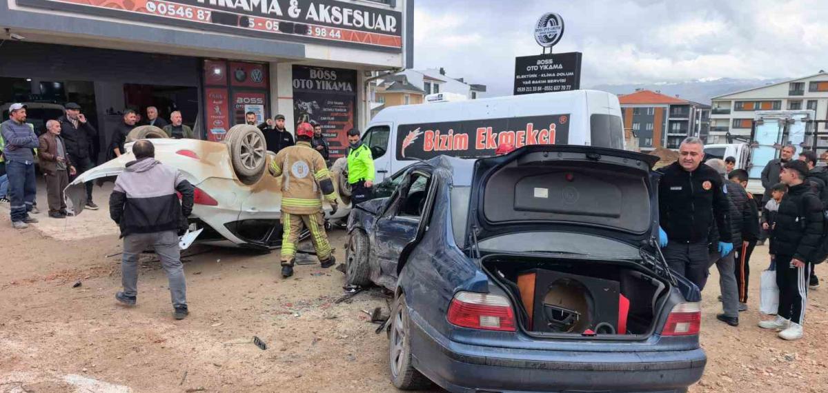 Bursa’da Ehliyetsiz Sürücü, Park Halindeki Araçlara Çarptı: 8 Öğrenci Yaralandı