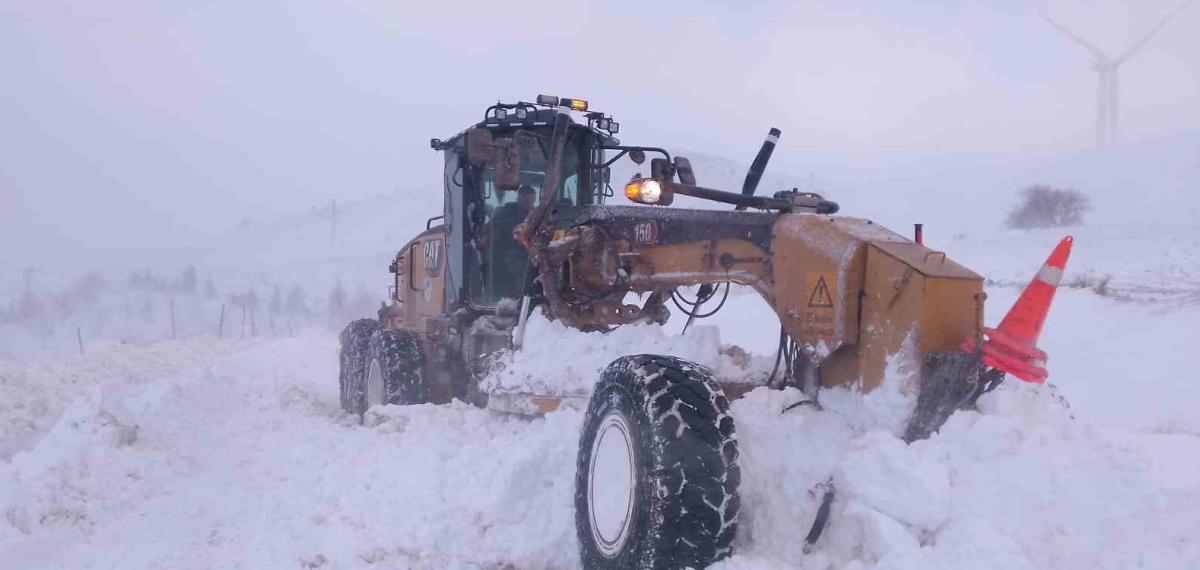 Büyükşehir Kardan Etkilenen 432 Kilometrelik 54 Mahalle Yolunu Ulaşıma Açtı
