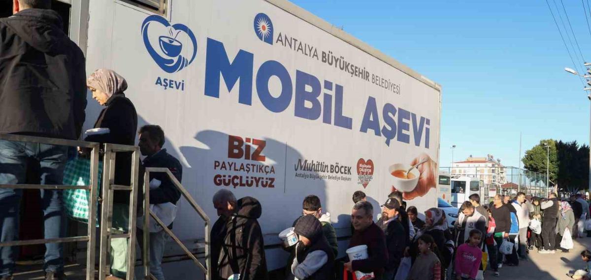 Büyükşehir Mobil Aşevi’nden Sıcak Yemek İkramı