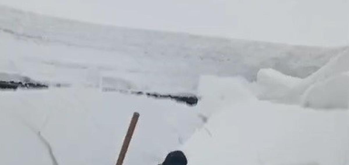 Çatıdan Düşen Kar Kütlesinden Saniyelerle Kurtuldu