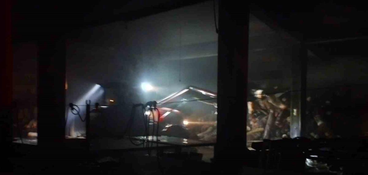 Çaycuma’da Sahur Vakti Çıkan Yangında Tekstil Fabrikası Alevlere Teslim Oldu