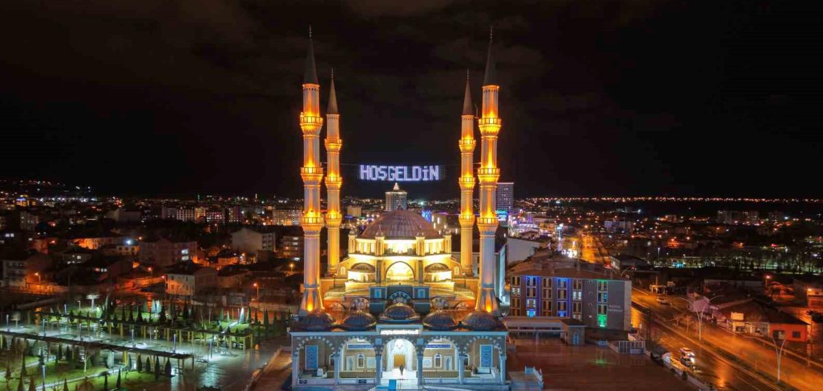 Çorum’da Vatandaşlar İlk Teravih İçin Akşemseddin Camii’ne Akın Etti