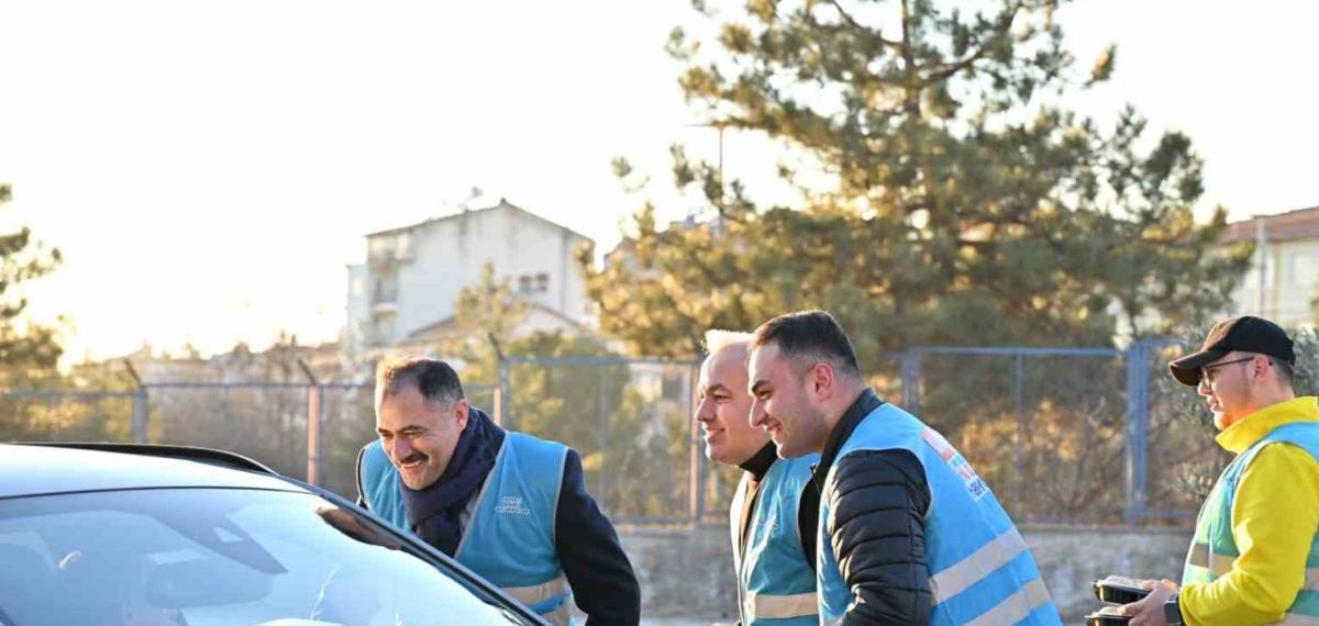 Demirci’de İftar Saatine Yolda Yakalanan Sürücülere İftariyelik İkramı