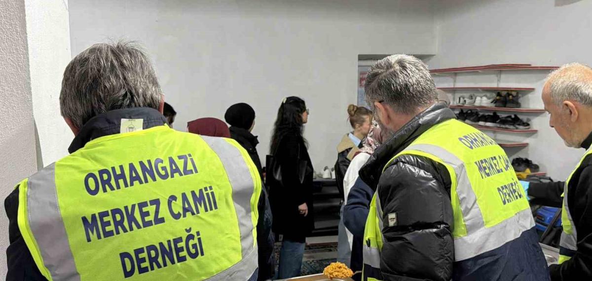 Düzce’de Cami Cemaati Öğrencilere İftar Veriyor