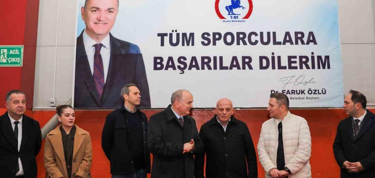 Düzce’de Güreşçilere Spor Malzemeleri Dağıtıldı