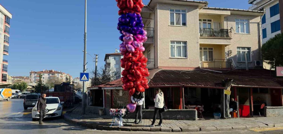 Edirne’de Sevgililer Günü Kalpli Balon Satıcılarına Yaradı