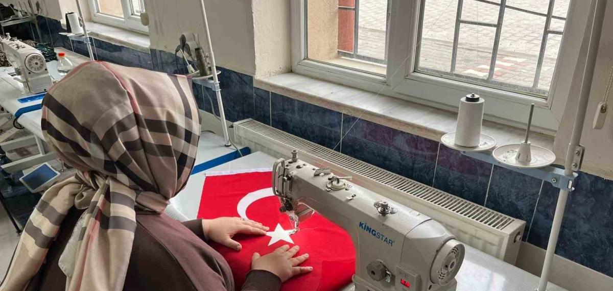 El Emeği Göz Nuru Türk Bayrakları İlmek İlmek İşlendi