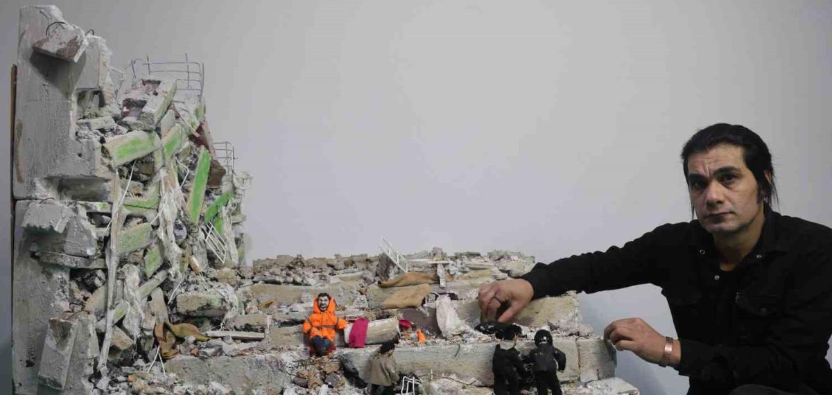 Enkaz Altındaki Kızının Elini Bir An Olsun Bırakmayan Babanın Yaşadıklarını Minyatüre Dönüştürdü