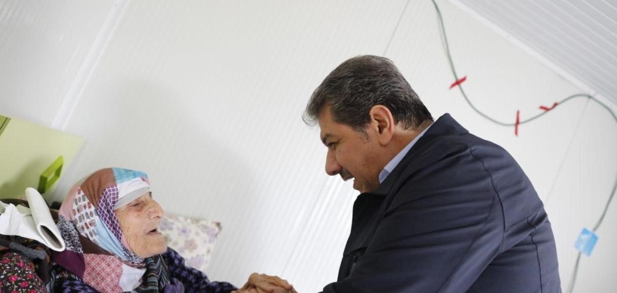 Esenler’de Sosyal Kart ile Emeklilere Anlamlı Destek