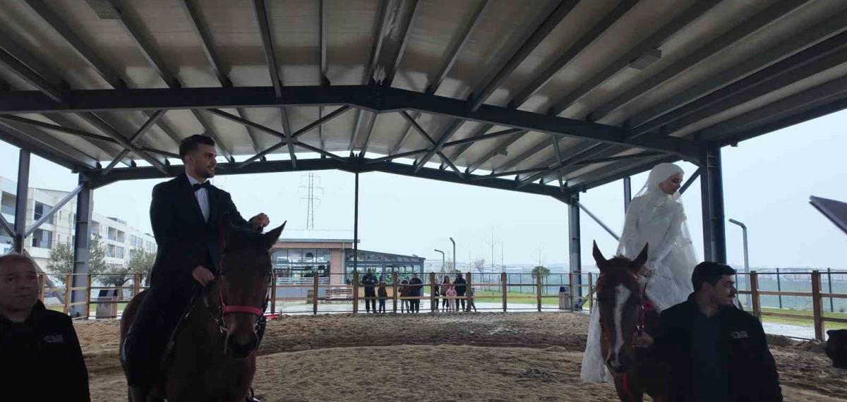 Esenyurt’ta Sıra Dışı Nikahta Gelin ve Damat At Üstünde Dünya Evine Girdi
