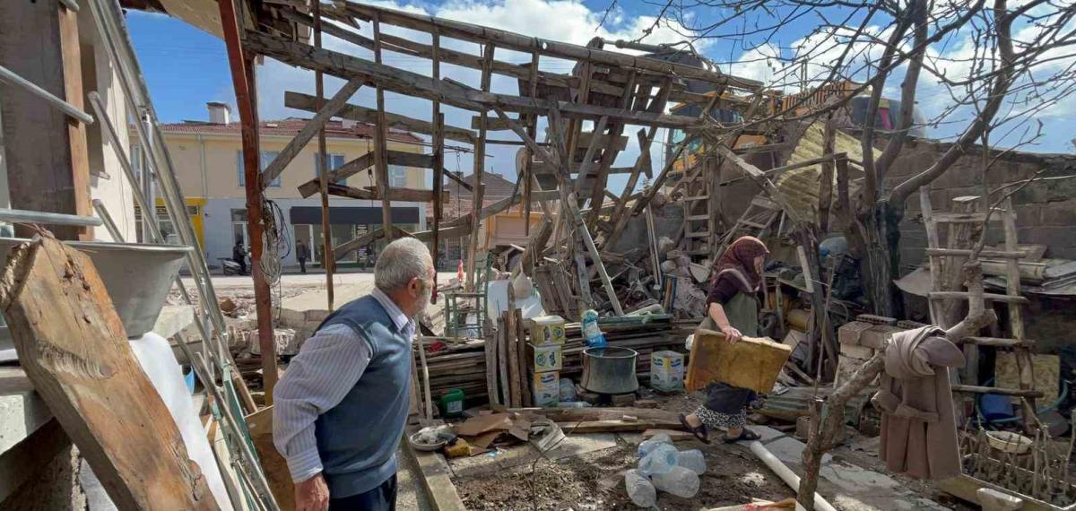 Eskişehir’de İlginç Kaza; Belediye Ekipleri Yaşlı Çiftin Evini Adeta Başına Yıktı