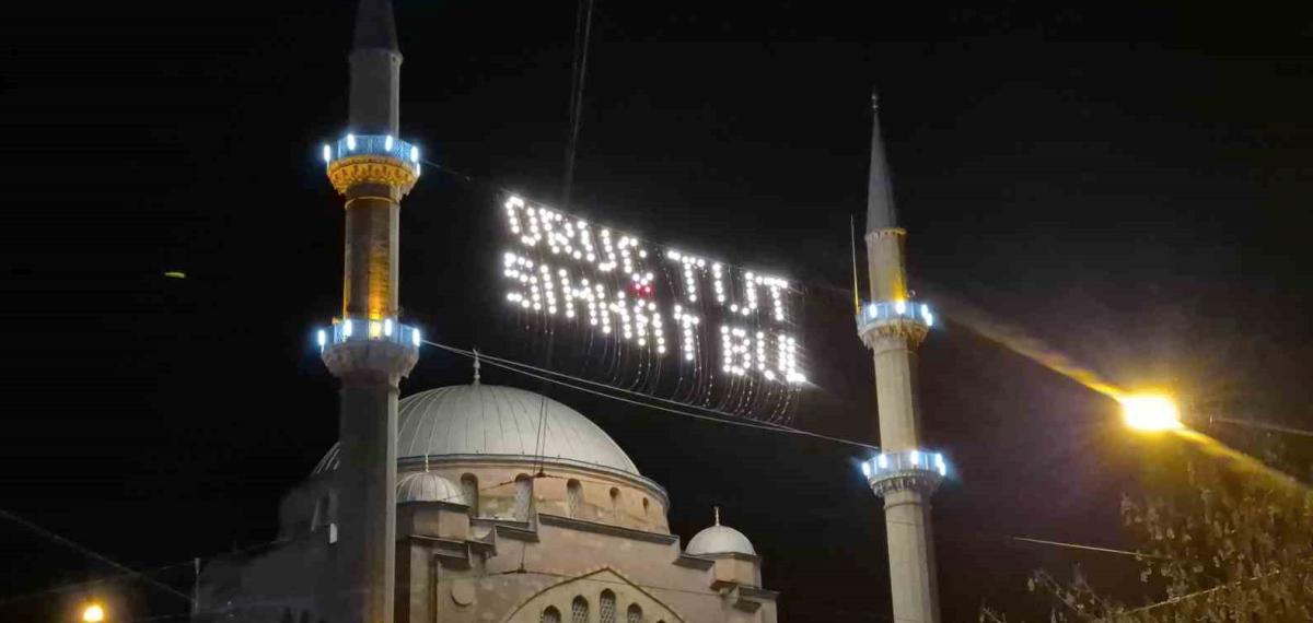 Eskişehir’de Mahyalar Minareleri Süslemeye Başladı