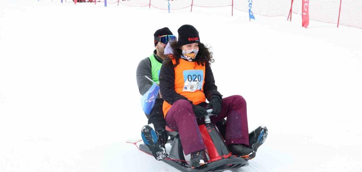 Eşler, Sevgililer Günü’nde Birbirini En Hızlı Çekmek İçin Yarıştı