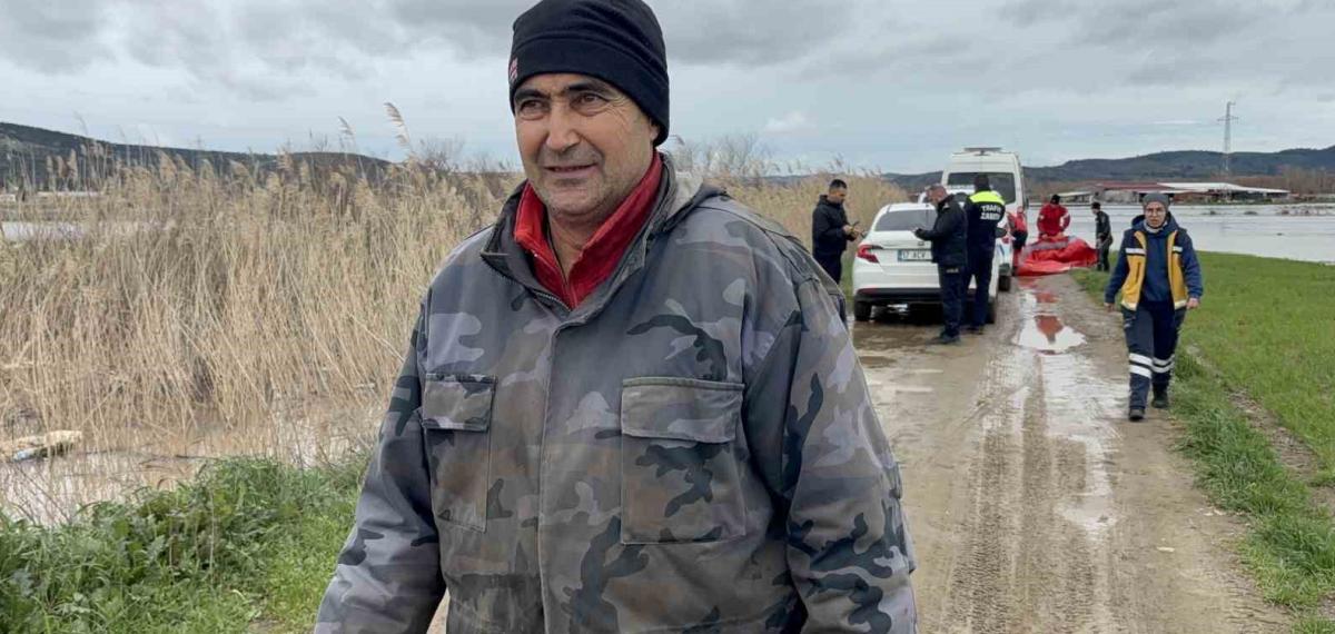 Ezine’de Menderes Çayı Taştı, Kışlada Hayvanlarıyla Mahsur Kalan Adam Kurtarıldı