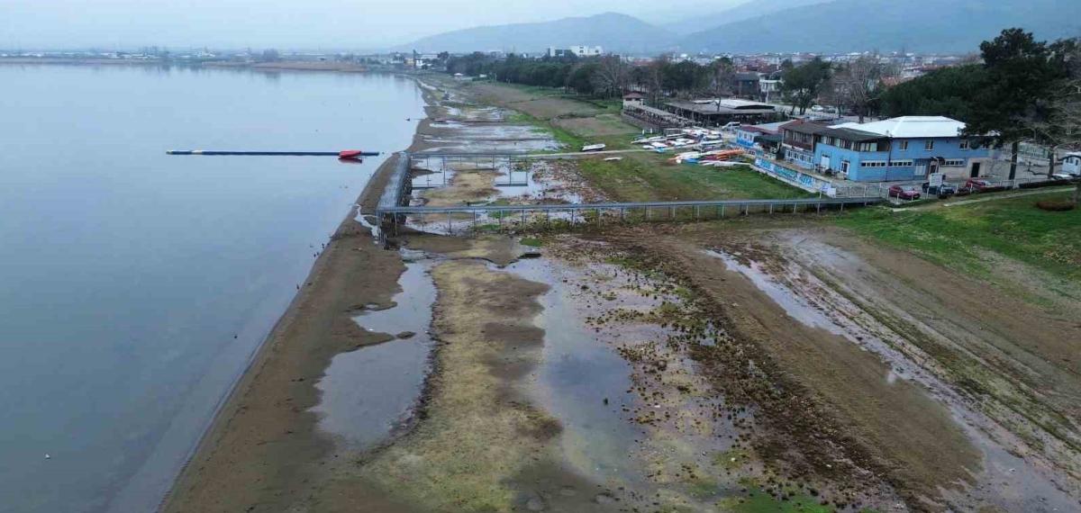 Fabrikaların Tonlarca Su Çektiği İznik Gölü 200 Metre Çekildi