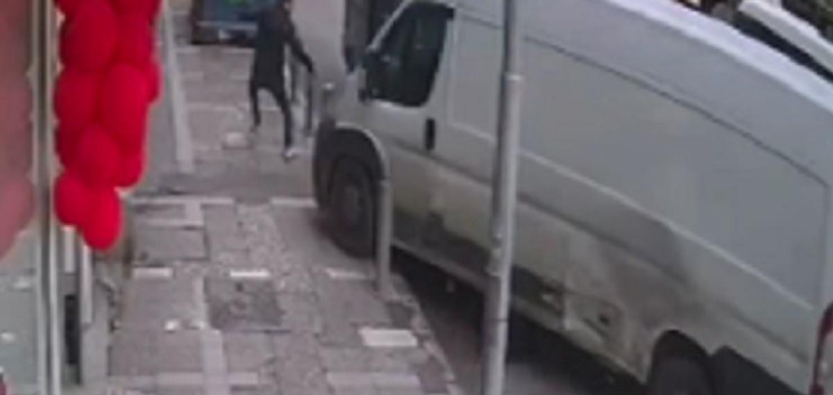 Freni Patlayan Minibüs, Kaldırımdaki Yayayı Böyle Çarptı