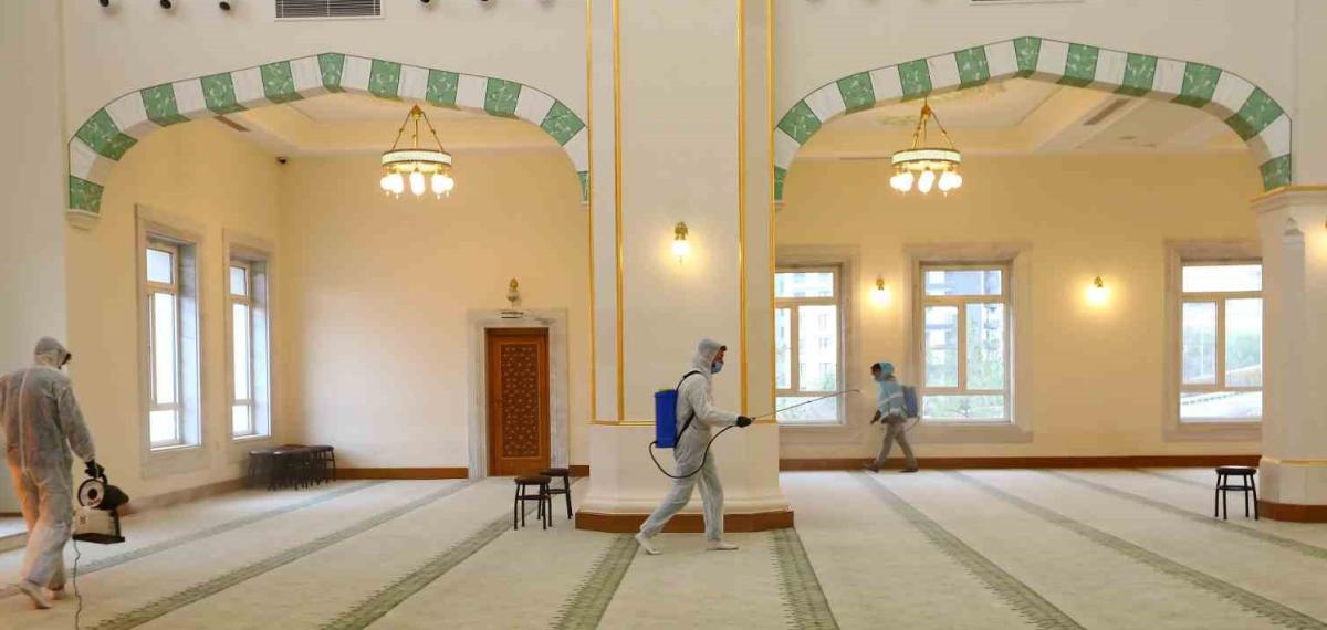 Gaziantep Büyükşehir, İlk Teravih Öncesi Camileri Gül Suyu ile Yıkıyor