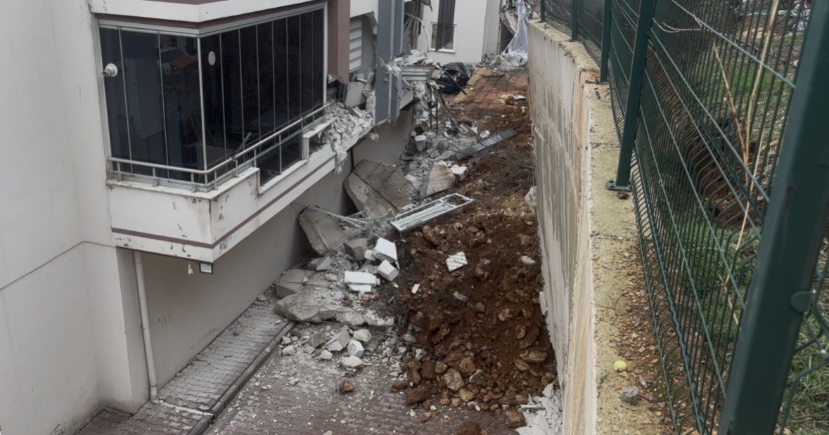 Gaziantep’te Facianın Eşiğinden Dönüldü: Sitenin İstinat Duvarı Araçların Üzerine Çöktü