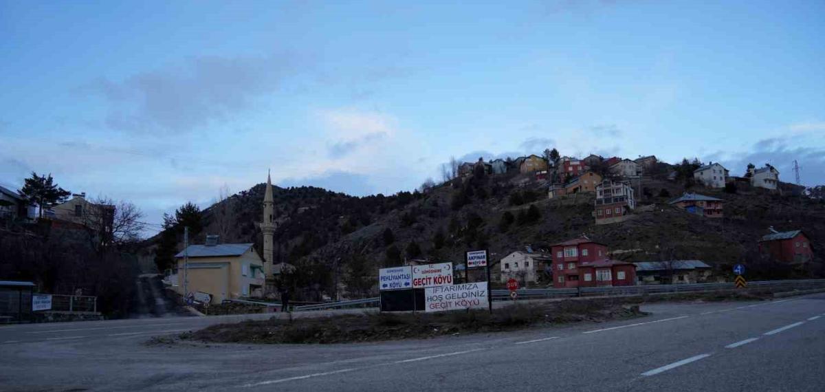 Geçit Köyü’nde 18 Yıllık İftar Geleneği Yoldan Geçenleri Sofrada Buluşturuyor