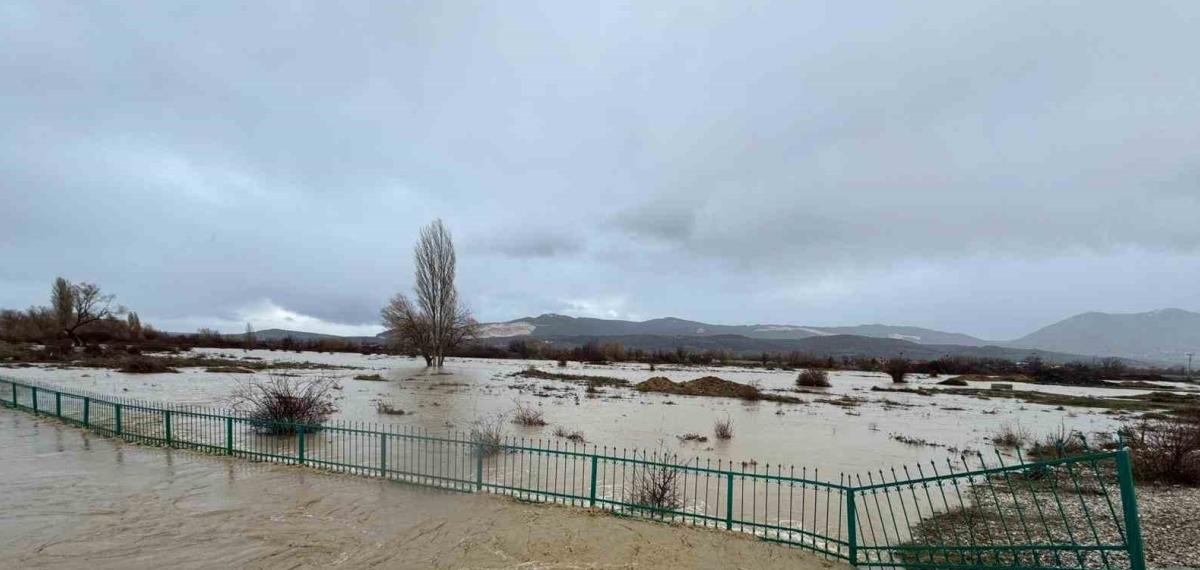 Gembos Kanalı Taştı, Ekili Alanlar Suyla Kaplandı