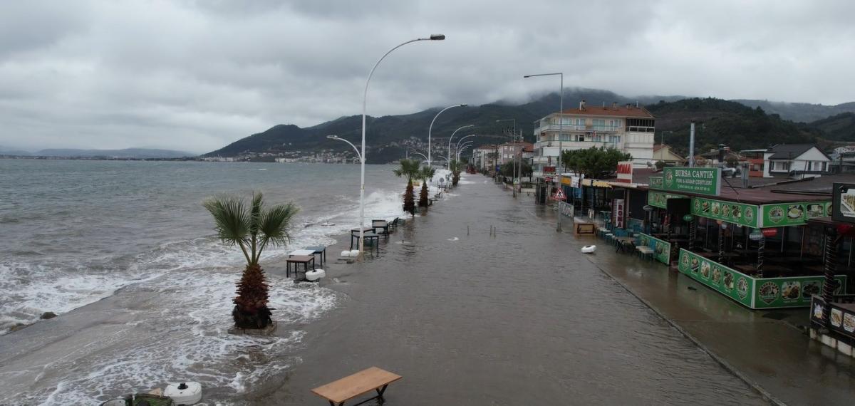 Gemlik’te Deniz Taştı, Sahil Yolu Sular Altında Kaldı…o Anlar Havadan Görüntülendi