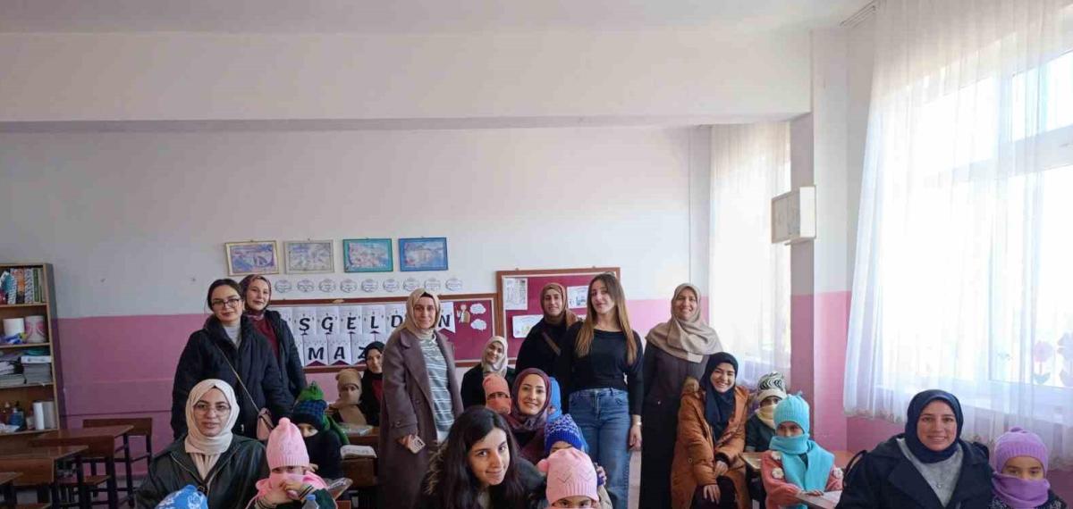 Gençlerin El Emeğiyle Hazırladığı Hediyeler, Minik Yürekleri Isıttı