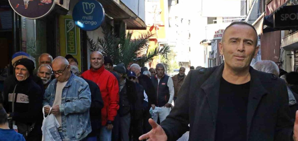 Gizli Hayırseverin Ücretsiz Pide Kuyruğu