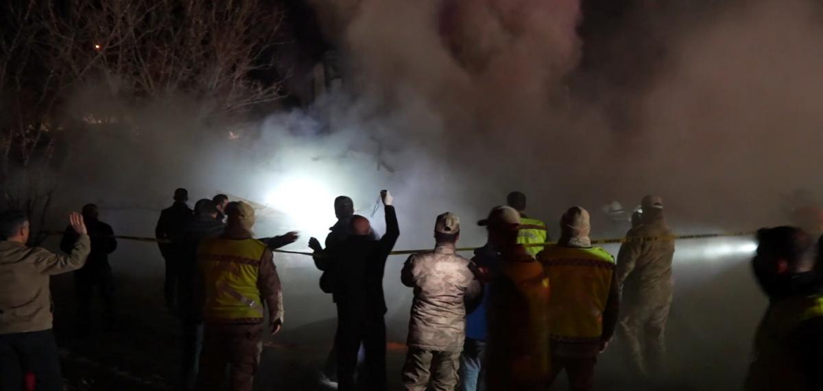 Gümüşhane’de Yangın Sonrası Ekipler Çalışırken Ahşap Ev Çöktü