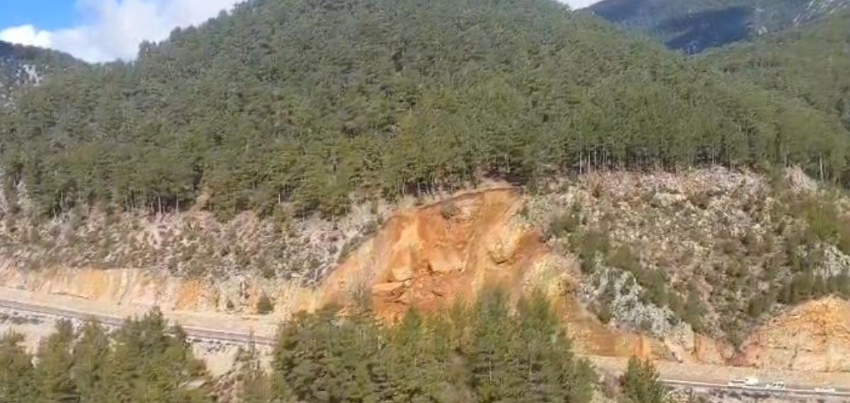 Gündoğmuş’ta Toprak Kayması: Ulaşıma Kapanan Yol, Tek Şeritten Trafiğe Açıldı