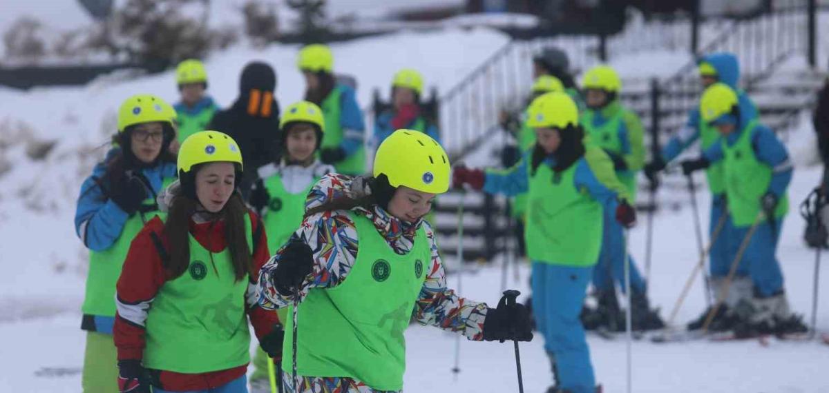 Hayatında İlk Kez Uludağ’a Çıktılar: “1000 Çocuk Kayak” Projesiyle Yüzlerce Öğrenci Karla Buluştu
