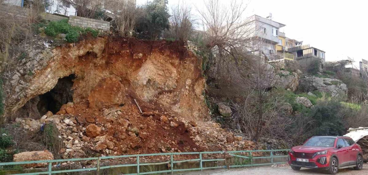 Heyelanla Birlikte Evlerin Altındaki Mağara Ortaya Çıktı