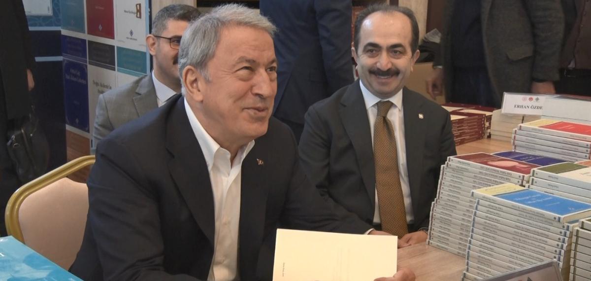 Hulusi Akar ‘Külliye’de Ramazan Kitap Günleri’nde Okurlarıyla Buluştu